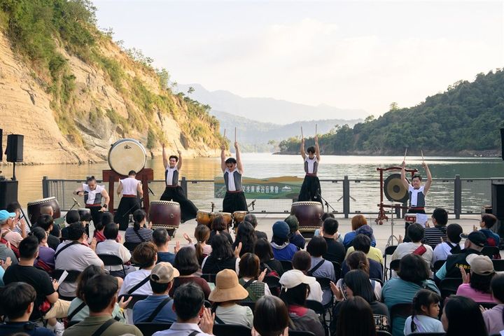 「十鼓擊樂團」在水上音樂平臺演出。　圖：西拉雅國家風景區管理處／提供 