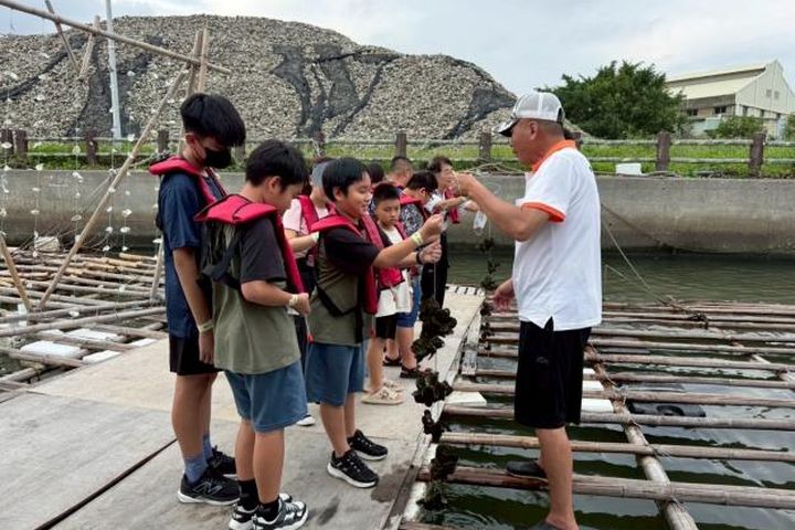 ▲一同體驗水域安全及海洋環境教育。　圖：臺南市政府新聞及國際關係處新聞傳播科／提供