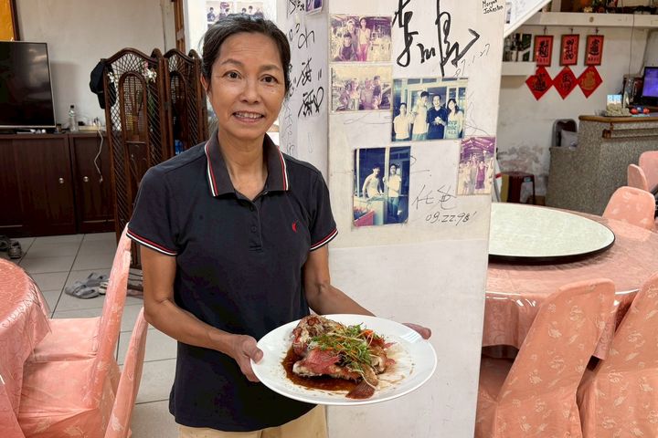 ▲在地餐廳業者端出清蒸「石狗公」，邀請遊客品嚐新北漁港特色海鮮料理。　圖：新北市政府漁業及漁港事業管理處／提供