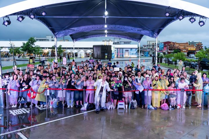 ▲「台灣仲夏節／海之主場」臺南北門歡唱－蕭景鴻與觀眾互動。　圖：交通部觀光署／提供