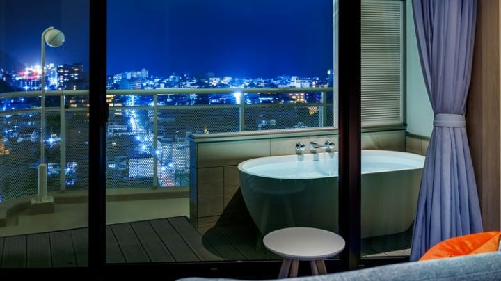 日本旅客首選「全包式住宿」—「伊東聚樂酒店」客房備有觀景浴池，旅客可在泡湯時欣賞靜岡伊東市區璀璨夜景。圖：Rakuten樂天旅遊／提供