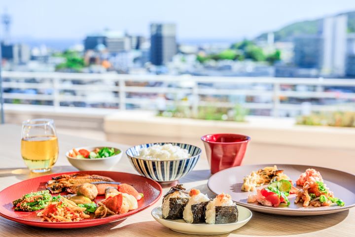 ▲日本旅客首選「全包式住宿」－「伊東聚樂酒店」餐點選用道地食材烹調，呈現獨屬伊豆的特色風味。　圖：Rakuten 樂天旅遊／提供