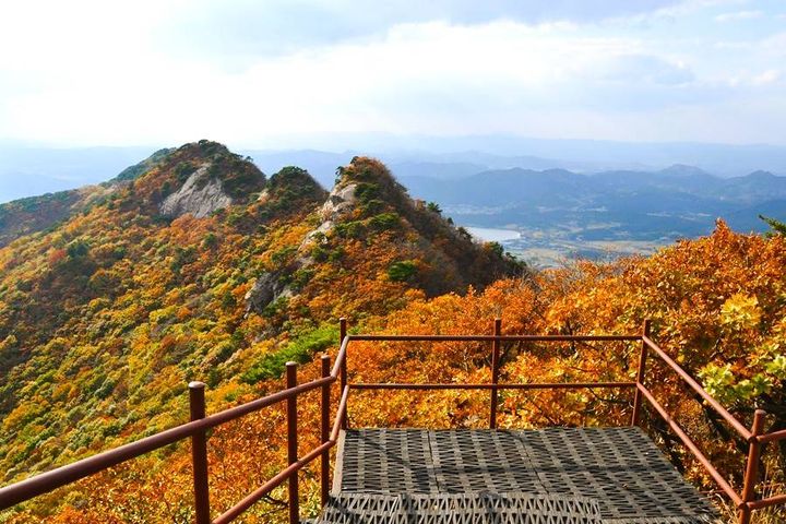 位於忠清南道的「雞籠山」，是韓國著名名山與第二座國立公園，更是賞楓的首選目的地之一。　圖：東南旅遊／提供 