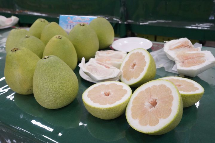 ▲評審團以包裝方式、果實大小、果品外觀、果肉種子數、甜度、肉質、口感風味共7個項目進行評選把關。　圖：新北市政府農業局／提供