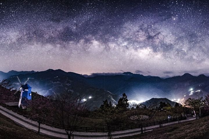 ▲搭乘「清境線」到清境農場睡一晚，觀賞觀山牧區星海拔1750公尺的星空山城。　圖：交通部觀光署／提供