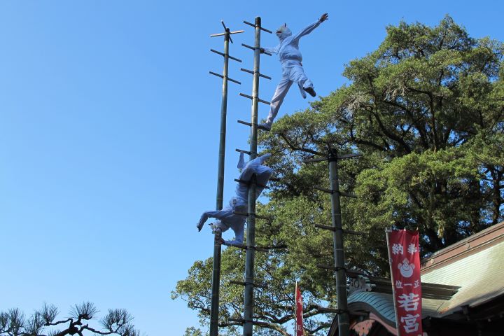 ▲「竹藝」表演者在竹竿頂端展現高難度動作。　圖：長崎縣／提供