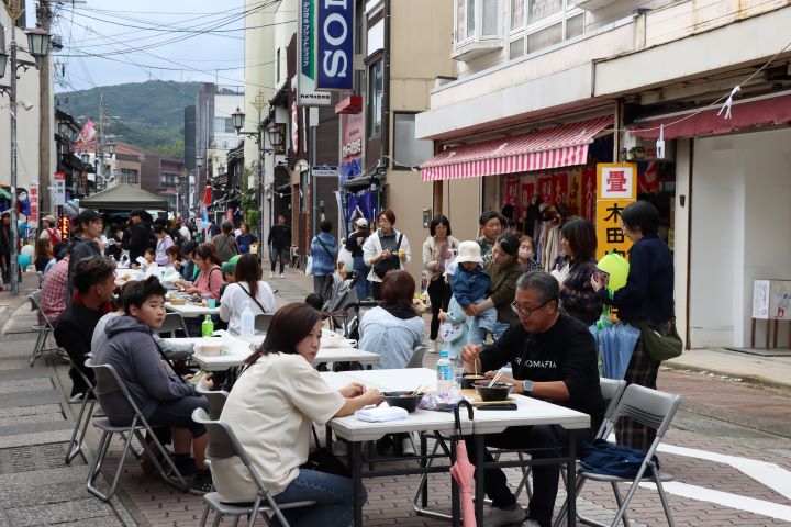 ▲「平戶節城下同樂祭」邊漫步邊品嘗平戶美食。　圖：長崎縣／提供