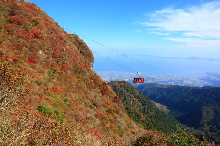  ▲雲仙纜車與紅葉交織的壯麗景色。　圖：長崎縣／提供