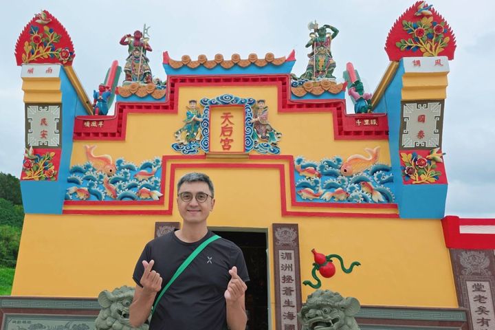 旅遊作家藍白拖於北竿坂里天后宮。　圖：馬祖國家風景區管理處／提供 