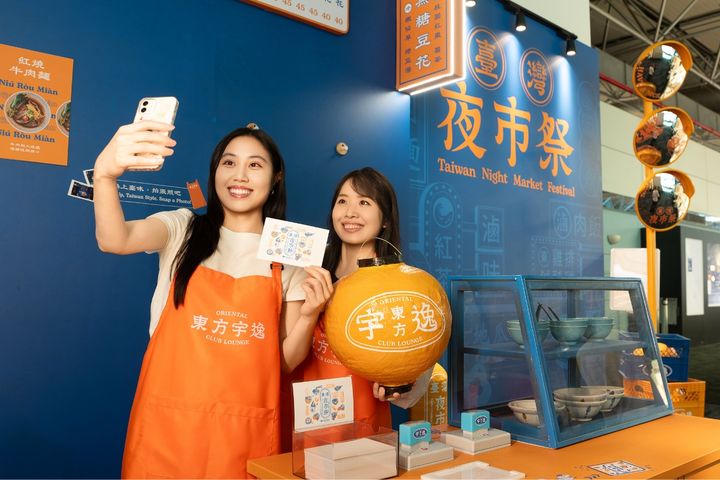 ▲以臺灣夜市為主題打造期間限定餐飲體驗，讓旅客離境前品味臺灣經典美食與文化。　圖：東方宇逸貴賓室／提供