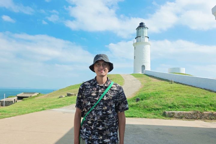▲旅遊作家「藍白拖」於東莒島燈塔。　圖：馬祖國家風景區管理處／提供