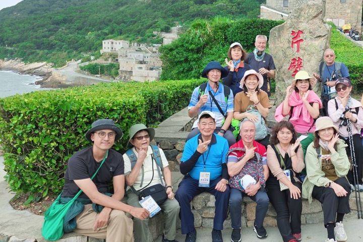 ▲達人帶路活動參與者於北竿「芹壁」合影。　圖：馬祖國家風景區管理處／提供