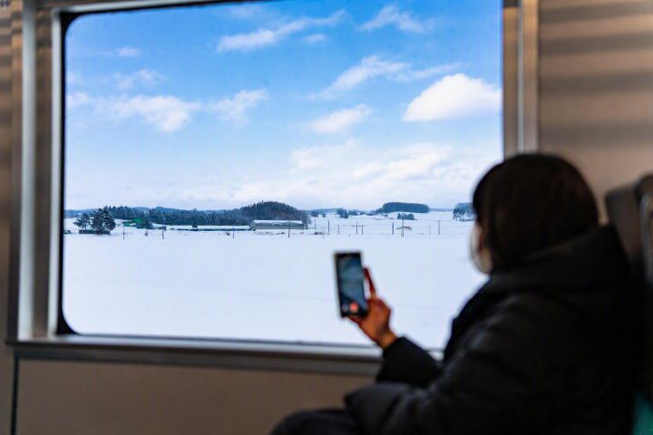 ▲旅客可在有暖氣的車廂內，欣賞車窗外銀白色雪景。　圖：JR北海道／提供