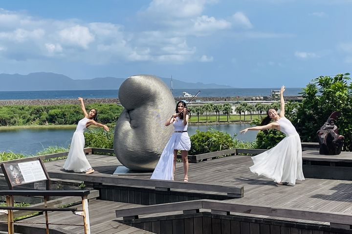 開幕現場由樂手與舞者於作品前跨界演出。　圖：東北角及宜蘭海岸國家風景區／提供