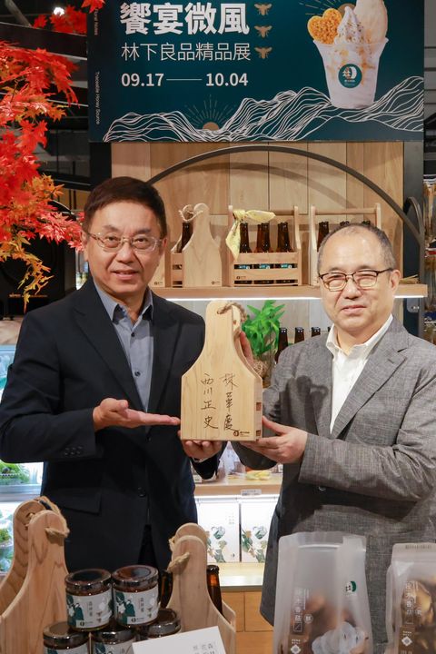 ▲農業部林業及自然保育署署長林華慶(左)與微風超市總經理西川正史(右)共同在國產柳杉啤酒提籃簽署，象徵「林下良品」與微風超市合作推廣森林系質感產品。　圖：農業部林業及自然保育署嘉義分署／提供