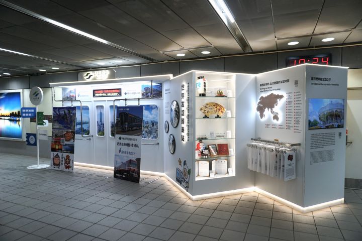 ▲▲臺北捷運與濱松市友好展示區位於人來人往的捷運中山站內。　記者-陳品樺／攝影