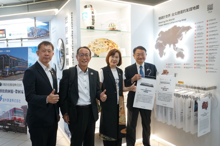 （左起）臺北捷運公司經營企劃處處長胡正倫、天龍濱名湖鐵道株式會社社長松井宜正、外交部東太平洋司總領事回部辦事張淑玲、濱松市市長中野祐介。　記者-陳品樺／攝影