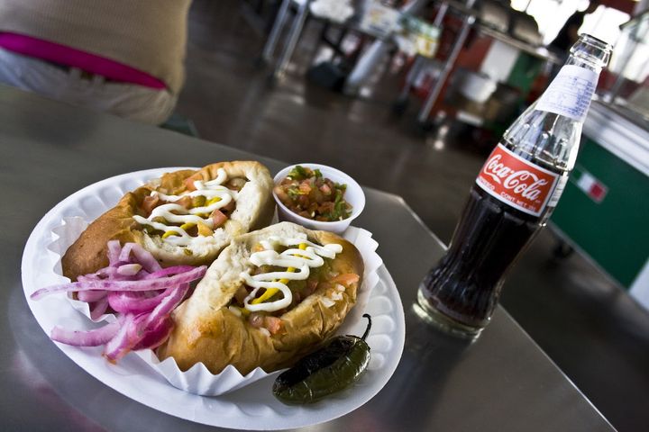 ▲圖桑「El Güero Canelo」招牌索諾蘭熱狗，以 bolillo 麵包搭配熱狗、豆類與莎莎醬，是亞利桑那州南部經典小吃。　圖：Visit Tucson／提供