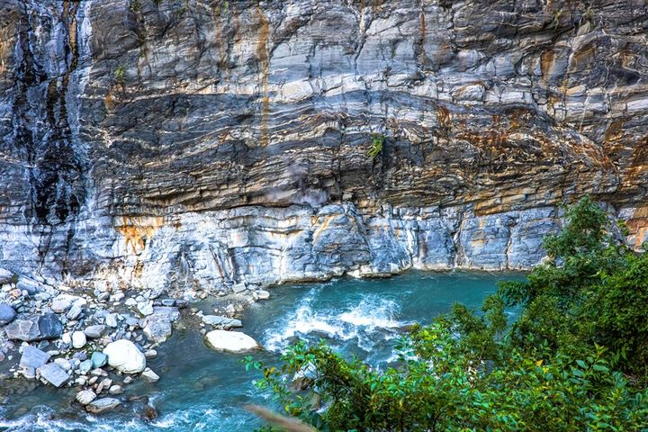 「六口溫泉」溫泉彩壁。　圖：花東縱谷國家風景區管理處／提供