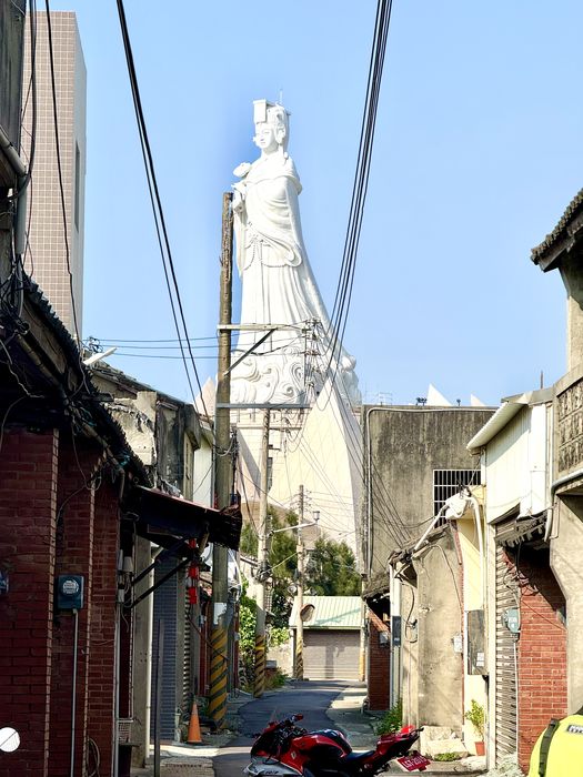 ▲巷弄間,也可以觀賞大安港宏偉的媽祖雕像。 圖:臺中市政府觀光旅遊局/提供