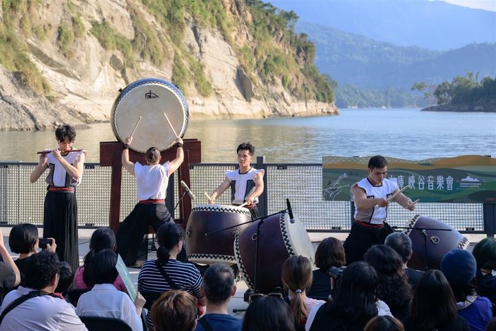 ▲「十鼓擊樂團」於曾文水庫「賞鷹平台」表演表演。　圖：西拉雅國家風景區管理處／提供