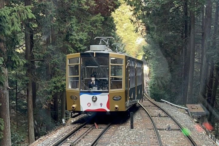 比叡山「坂本纜車」可透過大面車窗欣賞琵琶湖景。　圖：向日遊顧問有限公司／提供