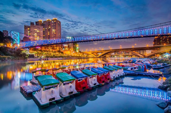 ▲「碧潭吊橋」串聯河岸景致，適合漫步欣賞碧潭山水風光。　圖：新北市政府觀光旅遊局／提供