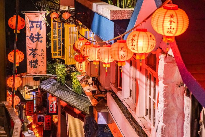 ▲「九份老街」保有濃厚的地方風情，芋圓、草仔粿等在地美食深受旅客喜愛。　圖：新北市政府觀光旅遊局／提供