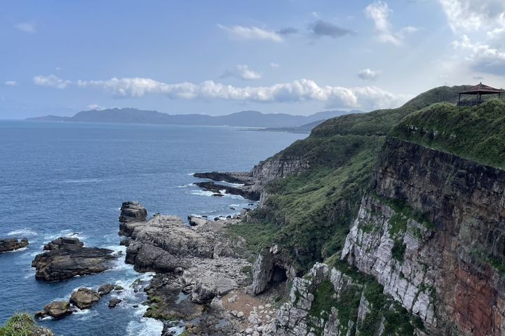 「龍洞岬步道」遠眺海蝕崖，飽覽東北角山海風光。　圖：新北市政府漁業及漁港事業管理處／提供