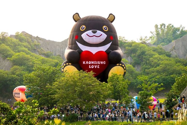 高達28公尺的「高雄熊」熱氣球，重返田寮月世界。　圖：高雄市政府觀光局／提供