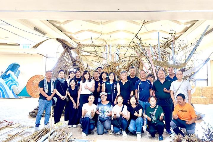 草月流漂流木藝術處做交流活動由57位藝術家共同創作。　圖：臺中市政府觀光旅遊局／提供