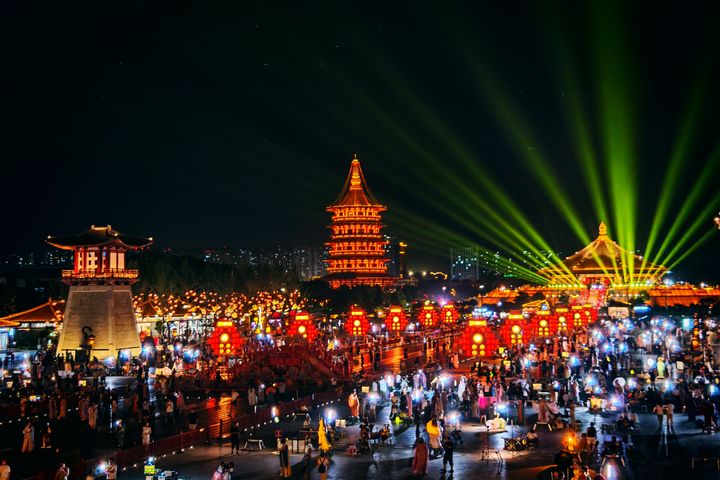 ▲洛陽「應天門遺址博物館」夜景金碧輝煌、氣勢磅礴，是重現隋唐盛世風華的熱門地標。　圖：shutterstock／來源