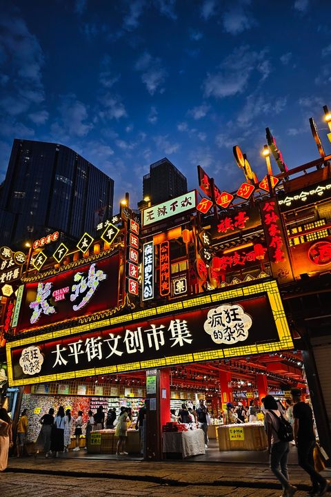 ▲「太平街」保留魚骨狀傳統街巷格局，除了攤位市集並有賈誼故居、古戲台等歷史遺跡。　圖：shutterstock／來源
