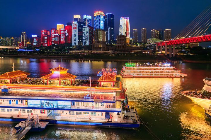 ▲重慶山城夜間燈火沿江層層展開，在兩江之間欣賞立體城市是不可錯過的體驗。　圖：shutterstock／來源