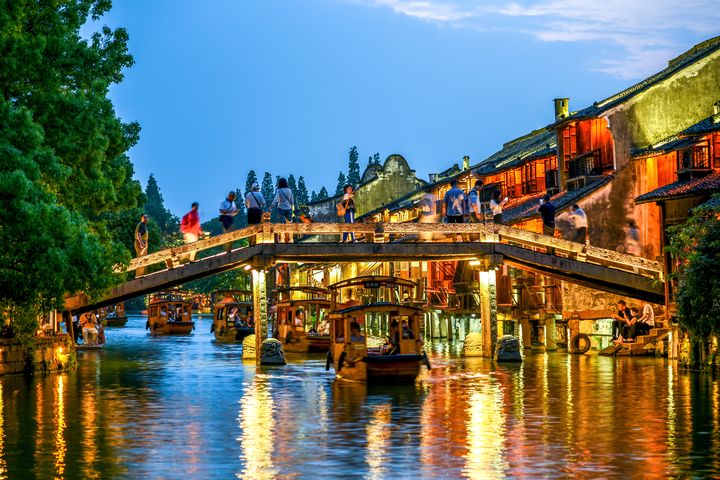 ▲烏鎮入夜燈影映水，在夜色中展現江南水鄉的另一種風貌。　圖：shutterstock／來源