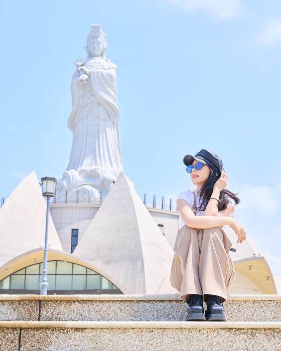 ▲嬌小的淑媚與巨型馬祖同框。　圖：臺中市政府觀光旅遊局／提供