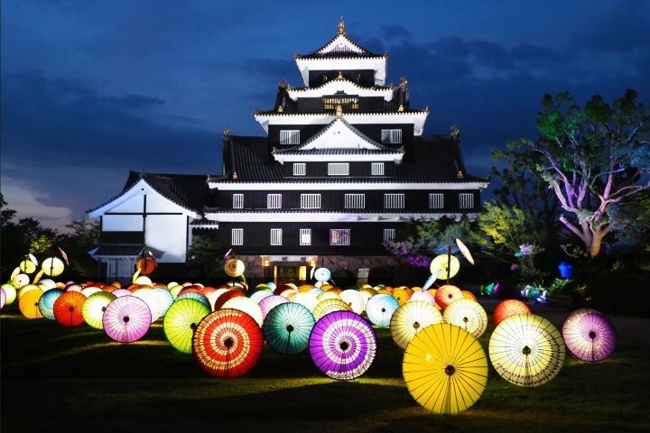 被喻為「烏城」的「岡山城」每晚會點燈，並依季節活動變換色彩。　圖：岡山市台灣推廣事務所／提供