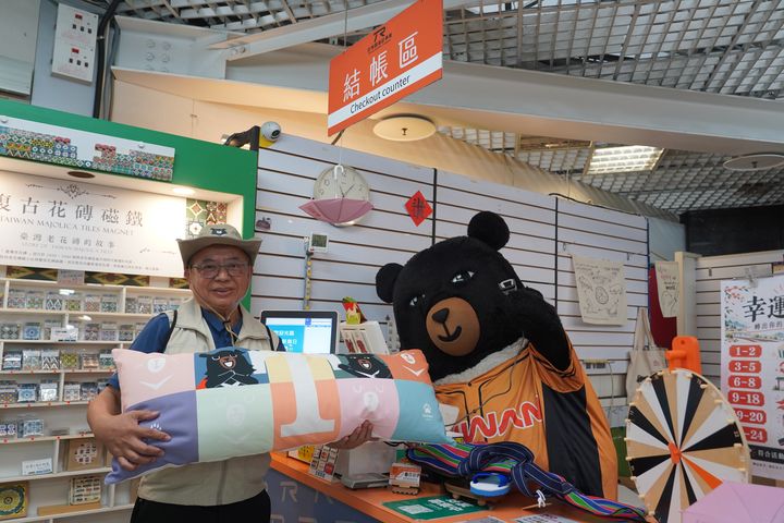 ▲喔熊組長化身一日店長，與參山處長曹忠猷現場互動，為專賣店開幕增添歡樂氣氛。　圖：參山國家風景區管理處／提供