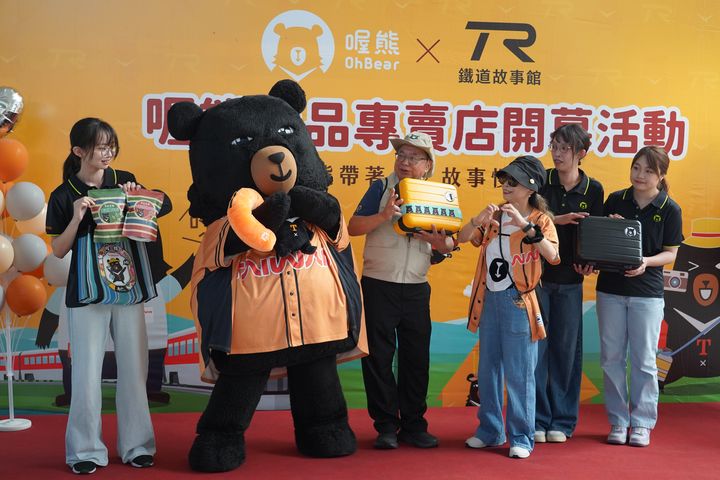 ▲喔熊組長與參山處長曹忠猷及與會來賓一同行銷喔熊商品。　圖：參山國家風景區管理處／提供