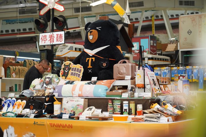 「喔熊專賣店」集結超過30項人氣周邊，從服飾、頸枕到生活小物一次購足。　圖：參山國家風景區管理處／提供