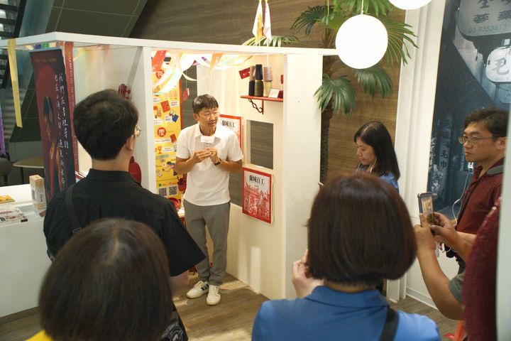 ▲策展人「少年阿公」方子維以「點、線、面」說明「串視界 Woven Vision」串聯品牌與產業的初心。　圖：串視界 Woven Vision／提供