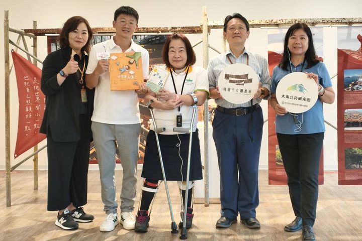 ▲(左起)桃知道商城營運長徐佩祺、策展人方子維、北觀處鐘文君科長、桃園市立圖書館施照輝館長、東北角風管處游麗玉處長。　圖：串視界 Woven Vision／提供