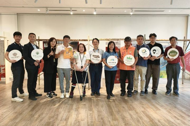 ▲《Check In 閱讀大東北角 皇冠海岸》微型展，串聯「大東北角觀光圈」及「皇冠海岸觀光圈」22品牌故事。　圖：串視界 Woven Vision／提供