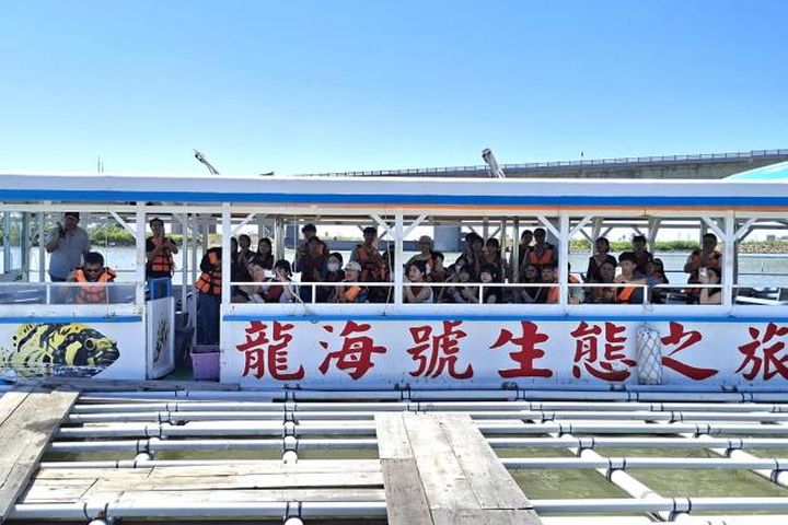 ▲搭乘「龍海號」生態遊船深入七股潟湖。　圖：臺南市政府農業局／提供