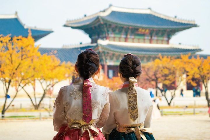 ▲換上傳統韓服漫步古宮與紅葉之間，是秋遊韓國不可錯過的經典體驗。　圖：東南旅遊／提供