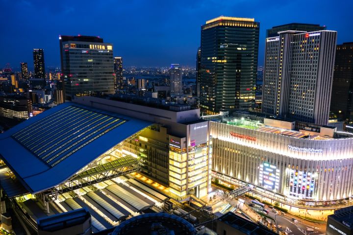 「阪急 Grand 大樓」頂端的「阪急32番街」各樓層，都能俯瞰 JR大阪車站巨大屋頂。　圖：photoAC／來源
