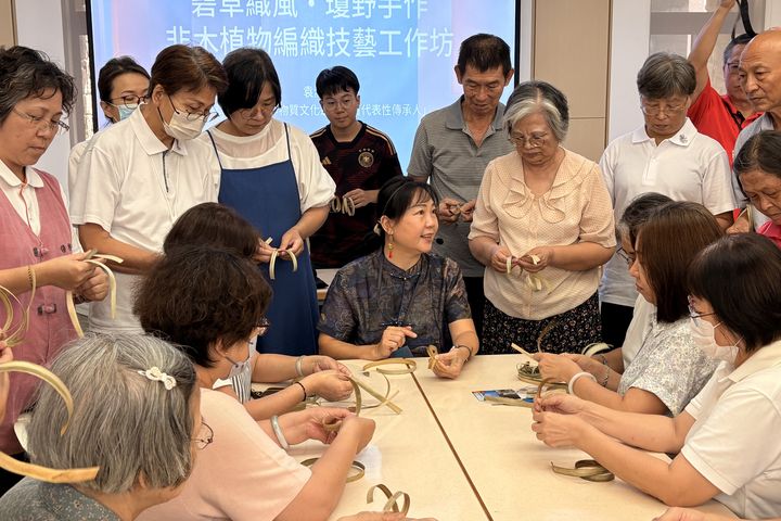▲09/05舉辦「東山草編」體驗工作坊，傳承人袁潔老師正在指導學員製作小香囊。　圖：中華翰維文化推廣協會／提供