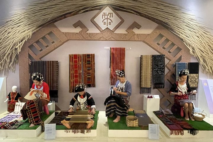 ▲「黎族傳統紡染織繡技藝」為海南最具代表性的非物質文化遺產之一。圖中傳承人正在展場演示黎族織繡技藝。　圖：中華翰維文化推廣協會／提供