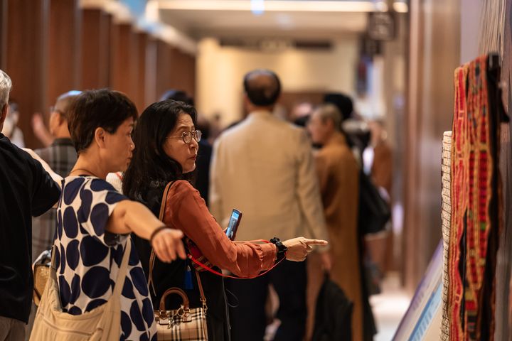 ▲觀眾在展場欣賞及討論黎族織錦。　圖：中華翰維文化推廣協會／提供