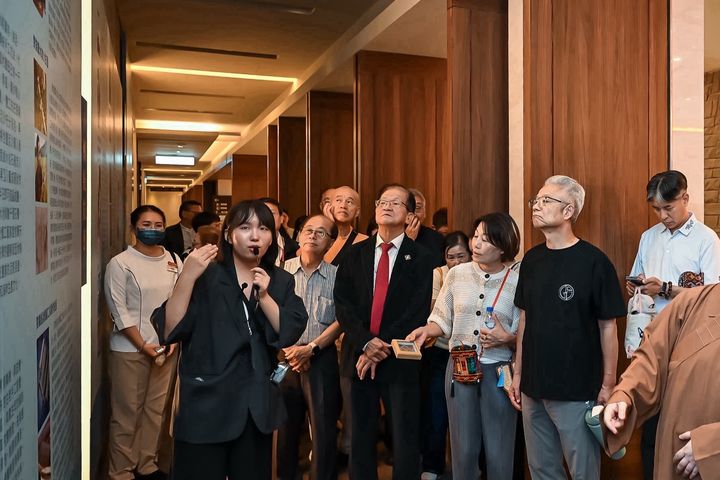 ▲08/29舉行展覽開幕式，當日下午專人為貴賓進行展場導覽。　圖：中華翰維文化推廣協會／提供